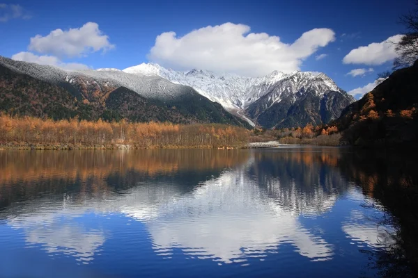Güzel dağ ve göl — Stok fotoğraf