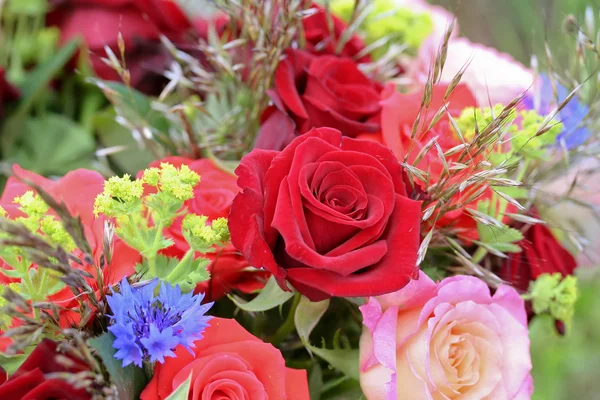 Um monte de flores com rosas — Fotografia de Stock