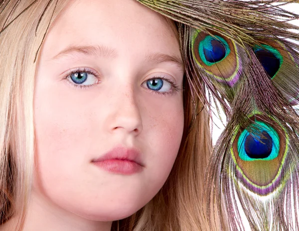 Páva Feather fej ruha gyönyörű lány — Stock Fotó