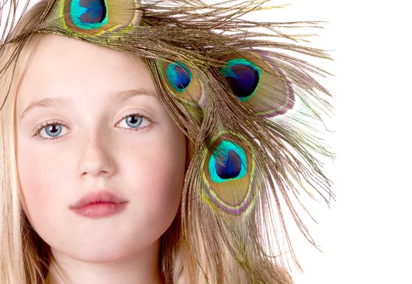 Hermosa chica con vestido de cabeza de pluma de pavo real — Foto de Stock