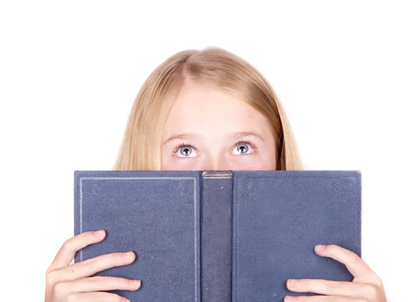Chica leyendo libro mirando hacia arriba —  Fotos de Stock