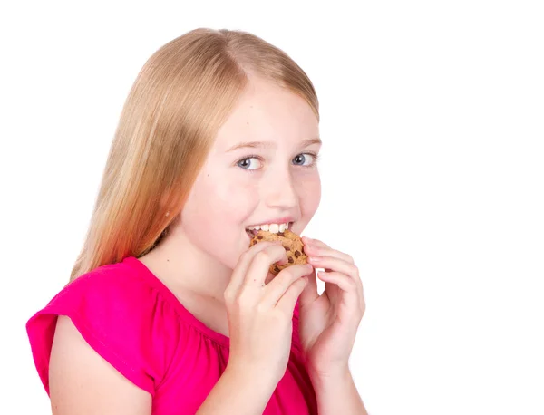 Tjej äter cookie — Stockfoto
