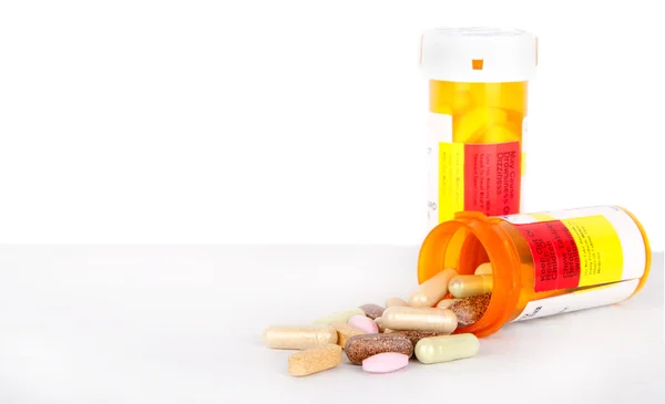 Pillole che fuoriescono da una bottiglia di perscrizione — Foto Stock