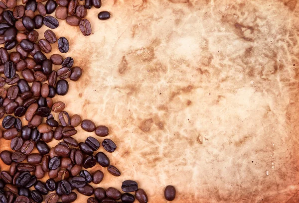 Kahve çekirdekleri bir grunge arka planda — Stok fotoğraf