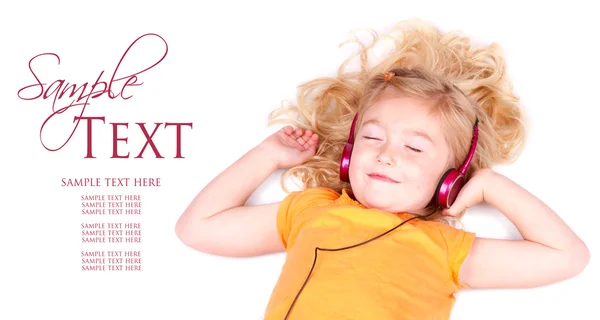Chica joven escuchando música en los auriculares —  Fotos de Stock