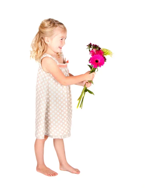 小さな女の子は花を持つ — ストック写真