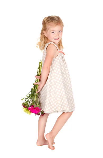Little girl gazdaság virágok háta mögött — Stock Fotó