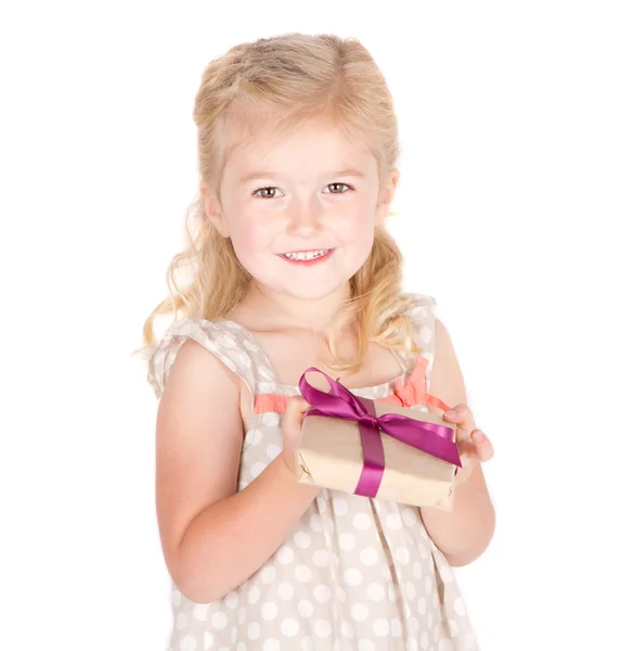Küçük kız bir hediye holding — Stok fotoğraf