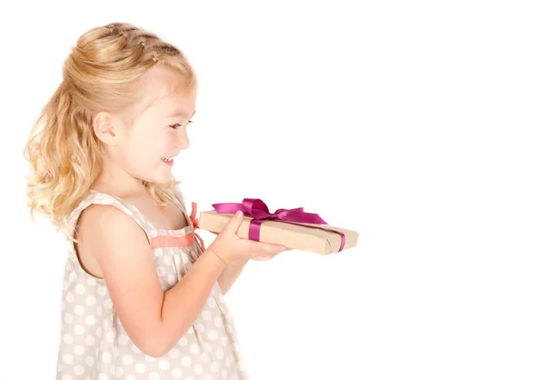 Klein meisje houdt van een geschenk — Stockfoto