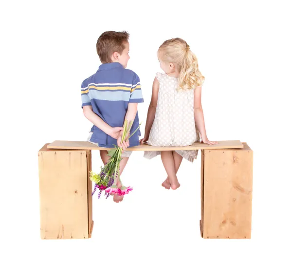 Mała dziewczynka i chłopiec siedzi na ławeczce, drewniane — Zdjęcie stockowe
