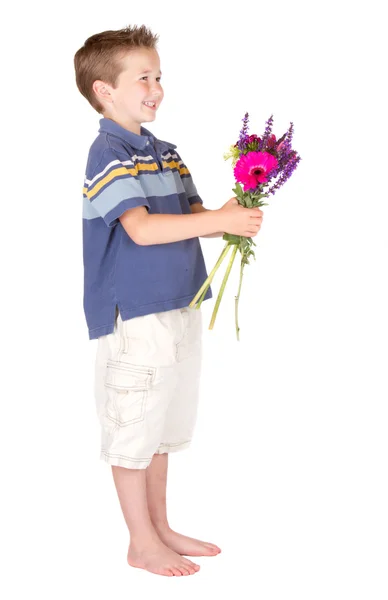 年轻的男孩递鲜花 — 图库照片