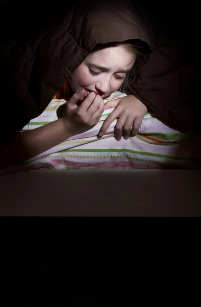Κορίτσι φοβάται στο κρεβάτι της — Φωτογραφία Αρχείου