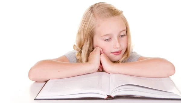 Девушка читает большую книгу — стоковое фото