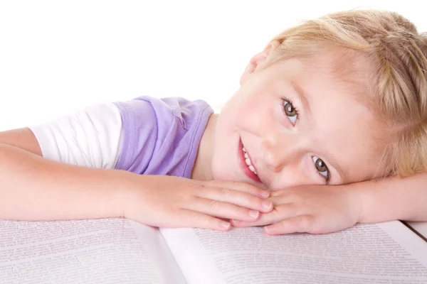 Ragazza in età prescolare posa su un grande libro — Foto Stock