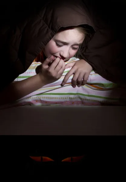 Chica asustada en su cama — Foto de Stock