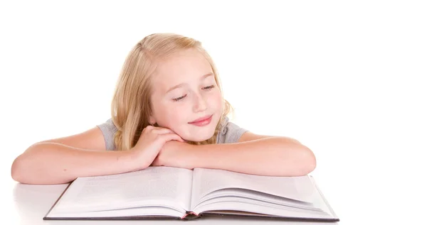 年长儿童或青少年阅读本书 — 图库照片