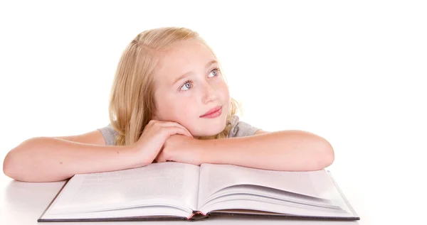 Dítě nebo dospívající snění při čtení knihy — Stock fotografie