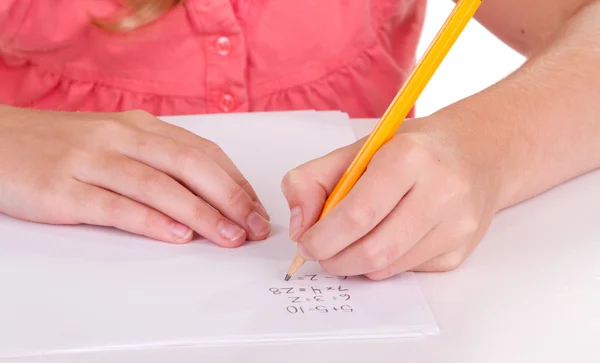 Close-up de uma menina fazendo problemas de matemática — Fotografia de Stock