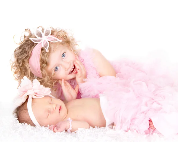 Dziewczyna malucha z siostrą dla niemowląt — Zdjęcie stockowe