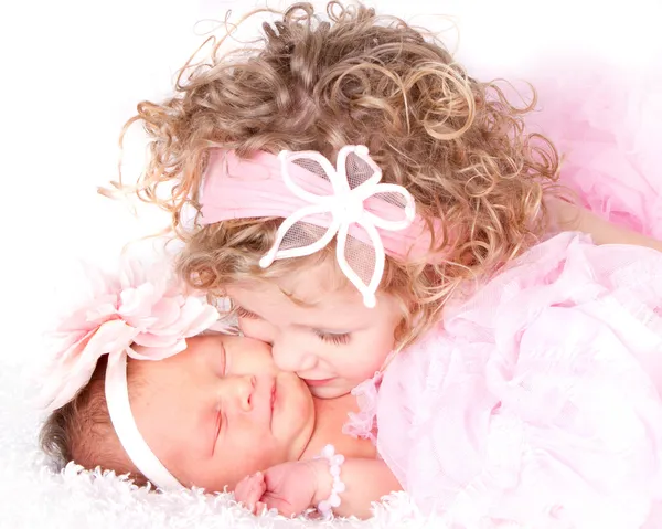 Maluch całując jej siostra dziecka — Zdjęcie stockowe