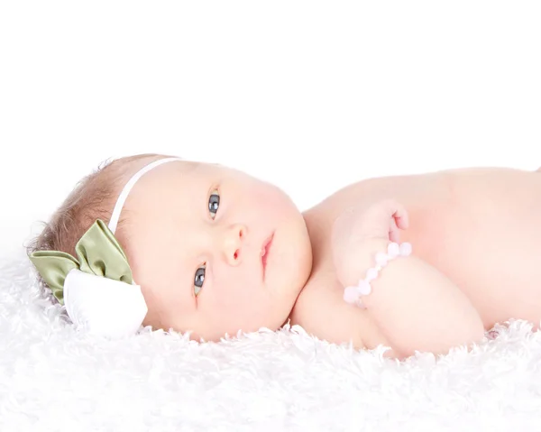 Ein waches Neugeborenes, das auf einer Decke liegt — Stockfoto