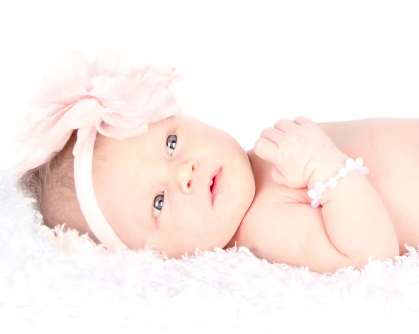 Ein waches Neugeborenes, das auf einer Decke liegt — Stockfoto