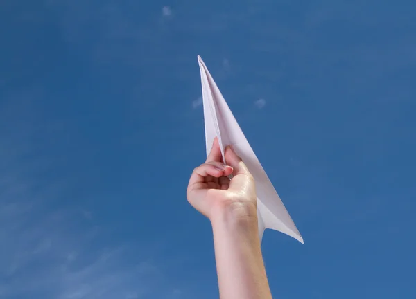 Criança segurando um avião de papel — Fotografia de Stock
