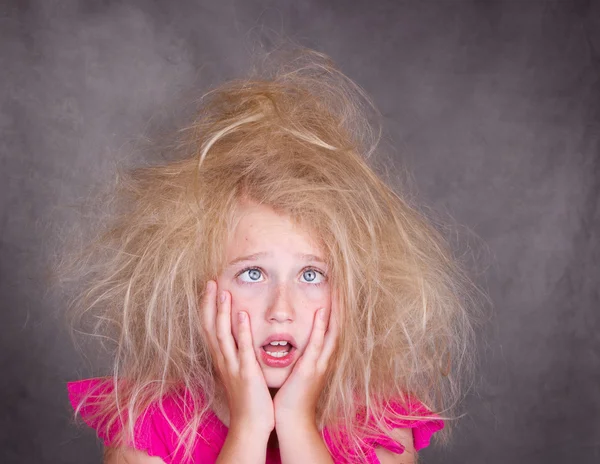Schielendes Mädchen mit verrücktem Haar — Stockfoto