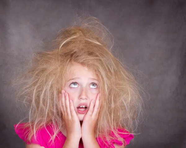 Κορίτσι με τρελό μπερδεμένα μαλλιά — Φωτογραφία Αρχείου