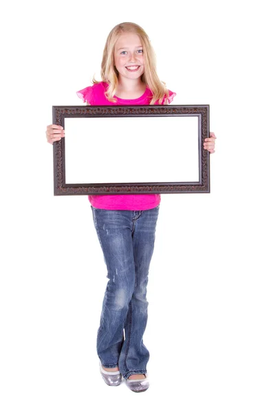 Девушка держит пустую рамку — стоковое фото
