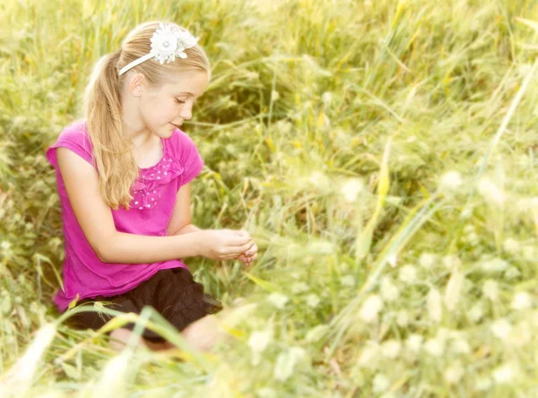 A girl sitting outdoors — Stock Photo, Image