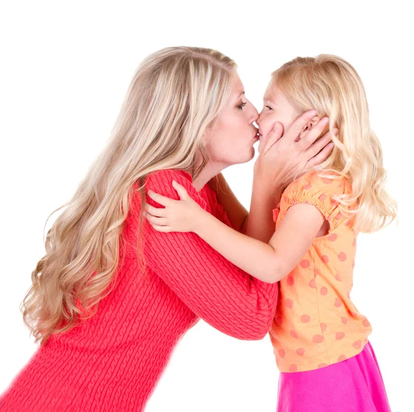 Mãe beijando filha — Fotografia de Stock