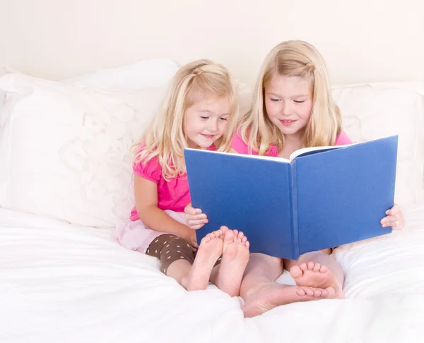 Systrar läser bok — Stockfoto