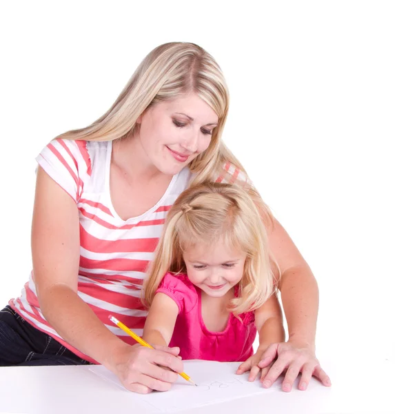 Madre che aiuta la figlia a scrivere alfabeto — Foto Stock