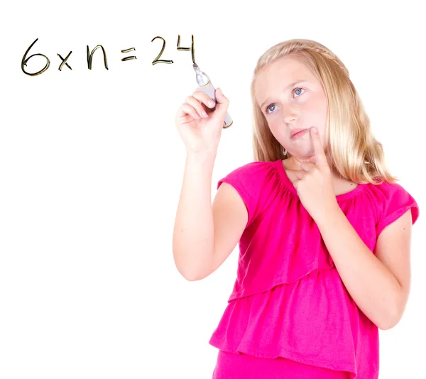 Uczeń pisze problem matematyczny — Zdjęcie stockowe