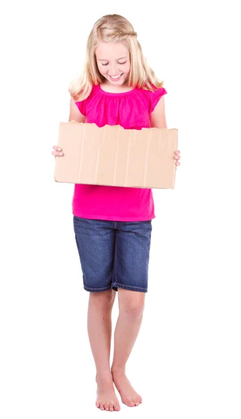 Flicka som håller en tom kartong tecken — Stockfoto