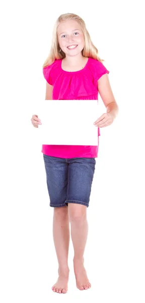 Flicka håller ett tomt vitt papper — Stockfoto