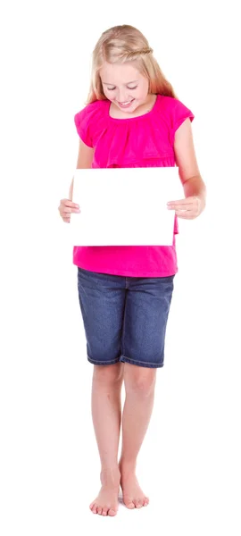 Meisje houden een blanco wit papier, op zoek naar beneden — Stockfoto