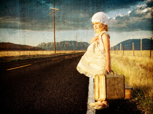 Bavul ile yol kenarında genç kız — Stok fotoğraf