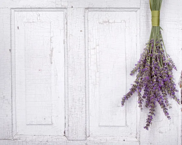 Lavendel opknoping van een oude deur — Stockfoto