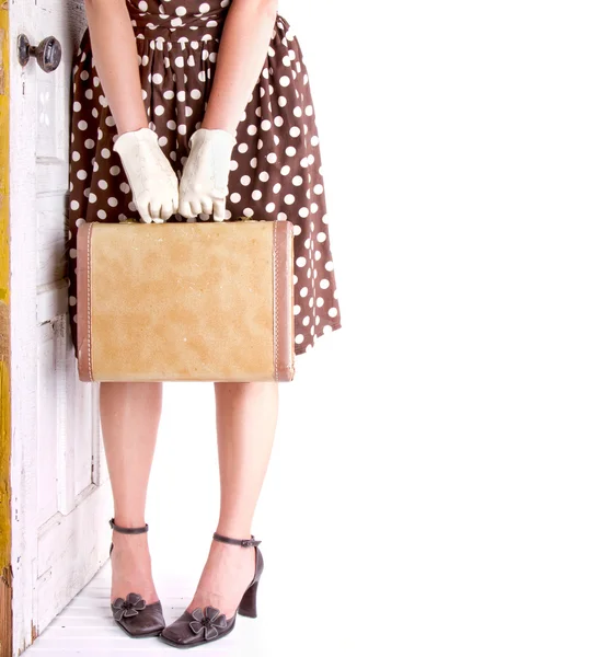 Ретро-изображение женщины с багажом — стоковое фото