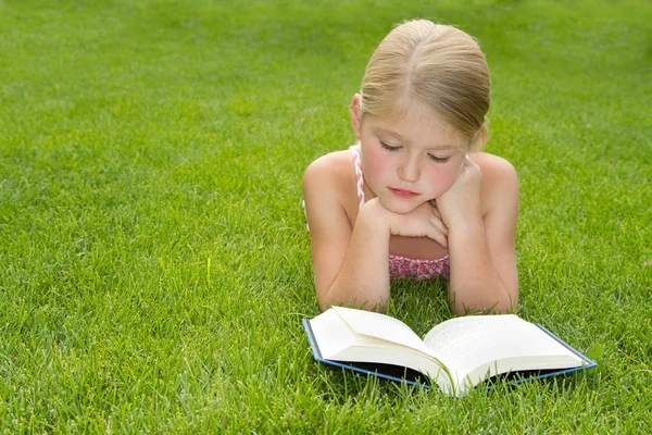 Dívka čtoucí venku — Stock fotografie