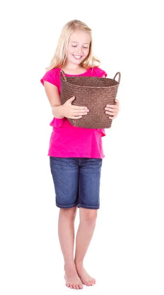 Chica mirando hacia abajo en la cesta vacía — Foto de Stock
