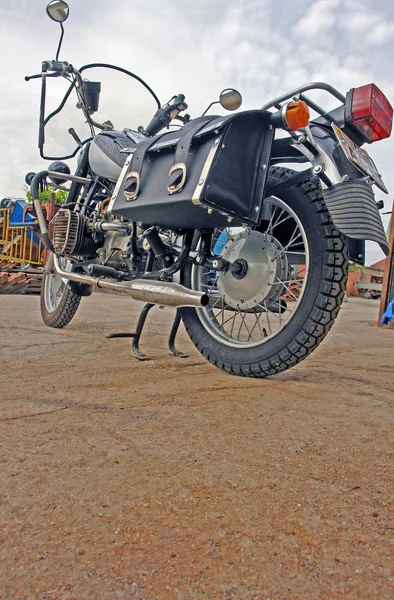 Churnyy motocykl sportowo-podróż w nudne Pogoda — Zdjęcie stockowe