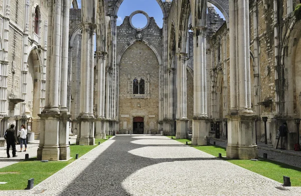 Rovine della Chiesa di Carmo a Lisbona, Portogallo — Foto Stock