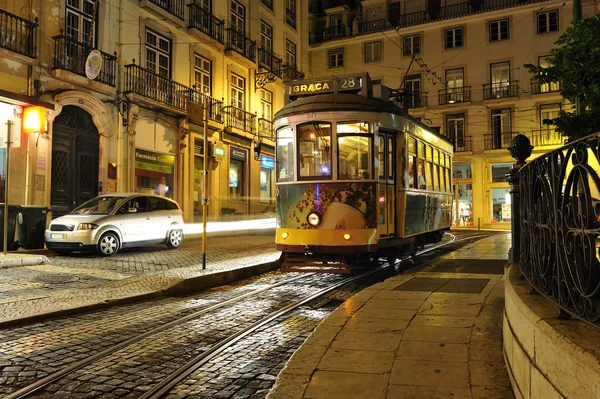 Straßenbahn in Lissabon bei Nacht Stockbild
