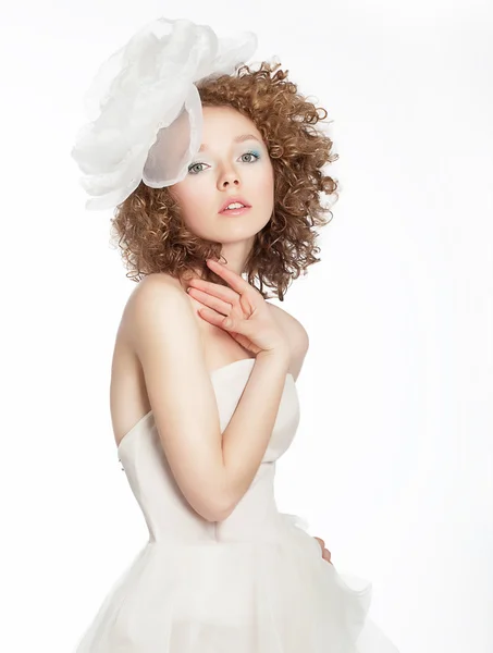 Snoubenka dívka v bílé svatební šaty s lukem pózuje — Stock fotografie