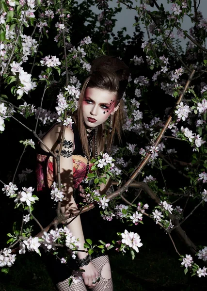 Jolie fille sensuelle dans un jardin. maquillage créatif — Photo