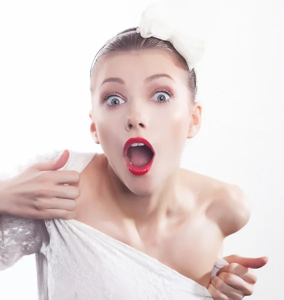 Skrikande tjej med röda läppar nära upp porträtt — Stockfoto