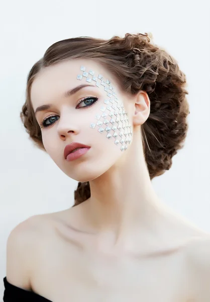 Kreativní make-up. světlé mladá dívka tvář zblízka — Stock fotografie